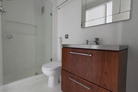 Apartamento à venda com 81m², 2 quartos e 2 vagas Apartamento à venda com 81m², 2 quartos e 2 vagasBanheiro da Suíte