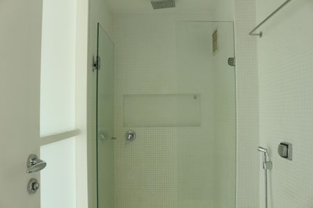 Apartamento à venda com 81m², 2 quartos e 2 vagasBanheiro da Suíte