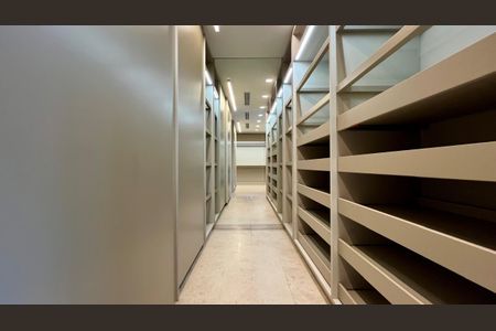 Apartamento à venda com 351m², 4 quartos e 5 vagas Apartamento à venda com 351m², 4 quartos e 5 vagasCloset