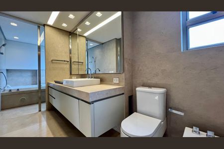 Apartamento à venda com 351m², 4 quartos e 5 vagas Apartamento à venda com 351m², 4 quartos e 5 vagasbanho