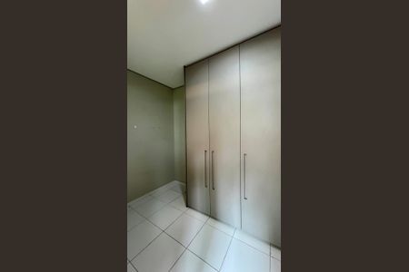 Apartamento à venda com 351m², 4 quartos e 5 vagas Apartamento à venda com 351m², 4 quartos e 5 vagasQuarto de Serviço