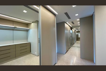 Apartamento à venda com 351m², 4 quartos e 5 vagas Apartamento à venda com 351m², 4 quartos e 5 vagasCloset