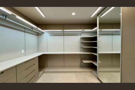 Apartamento à venda com 351m², 4 quartos e 5 vagas Apartamento à venda com 351m², 4 quartos e 5 vagasCloset