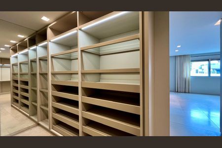 Apartamento à venda com 351m², 4 quartos e 5 vagas Apartamento à venda com 351m², 4 quartos e 5 vagasCloset