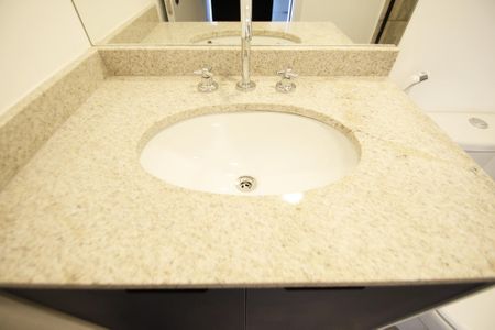 banheiro de kitnet/studio para alugar com 1 quarto, 23m² em Pinheiros, São Paulo