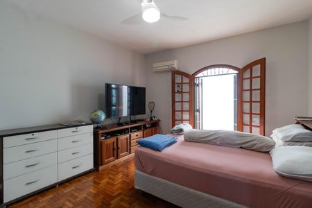 Casa à venda com 215m², 4 quartos e 2 vagasSuíte 3