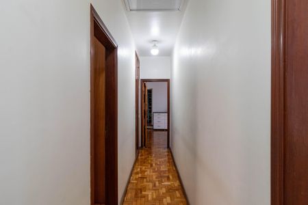 Casa à venda com 215m², 4 quartos e 2 vagasCorredor