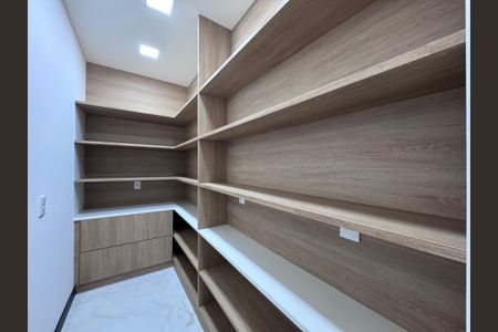 Casa de condomínio para alugar com 300m², 5 quartos e 3 vagas