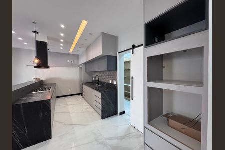 Casa de condomínio para alugar com 300m², 5 quartos e 3 vagas