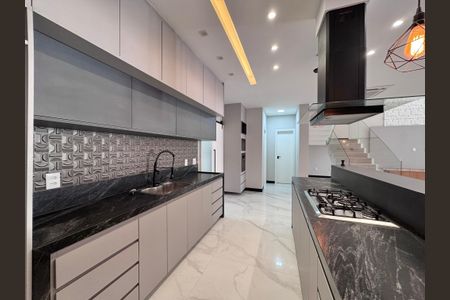 Casa de condomínio para alugar com 300m², 5 quartos e 3 vagas