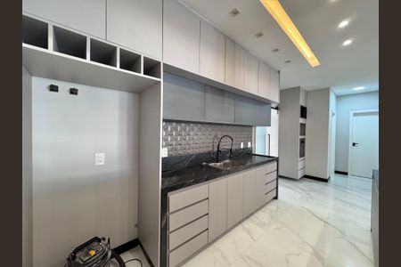 Casa de condomínio para alugar com 300m², 5 quartos e 3 vagas