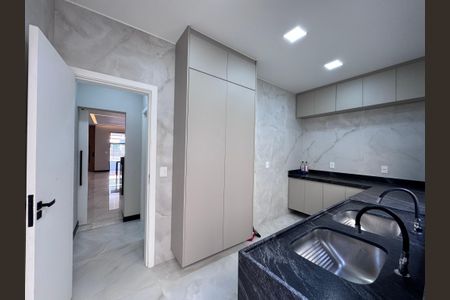 Casa de condomínio para alugar com 300m², 5 quartos e 3 vagas