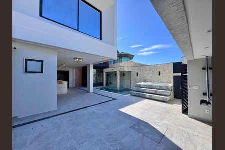 Casa de condomínio para alugar com 300m², 5 quartos e 3 vagas