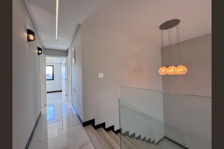 Casa de condomínio para alugar com 300m², 5 quartos e 3 vagas Casa de condomínio para alugar com 300m², 5 quartos e 3 vagasCorredor