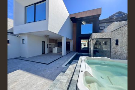 Casa de condomínio para alugar com 300m², 5 quartos e 3 vagas