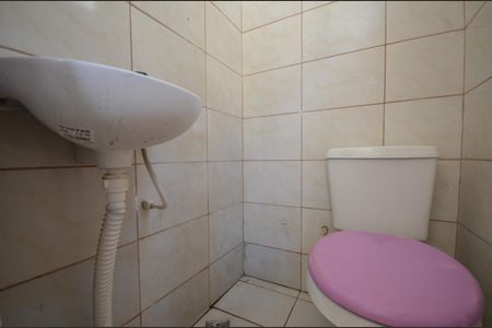 Banheiro de casa para alugar com 1 quarto, 23m² em Marechal Hermes, Rio de Janeiro