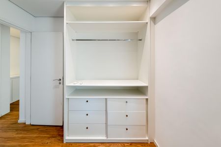 Apartamento para alugar com 117m², 2 quartos e 1 vagaSuíte - Armários