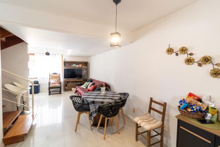 Casa de condomínio à venda com 99m², 3 quartos e 2 vagasSala