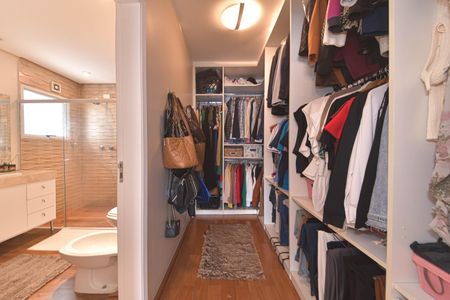 Casa à venda com 214m², 4 quartos e 4 vagasSuíte 2 - Closet