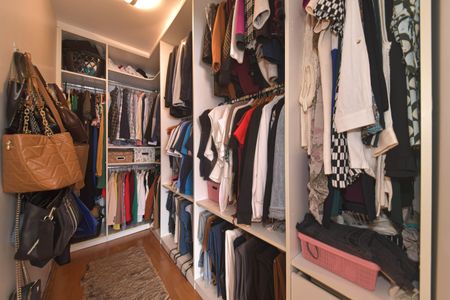 Casa à venda com 214m², 4 quartos e 4 vagasSuíte 2 - Closet