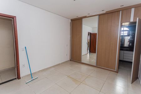 Suíte de casa para alugar com 2 quartos, 240m² em Sagrada Família, Belo Horizonte