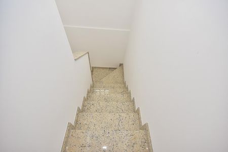 Casa para alugar com 250m², 3 quartos e 8 vagasEscada