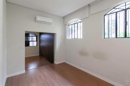 Casa à venda com 260m², 5 quartos e 3 vagasSuíte 