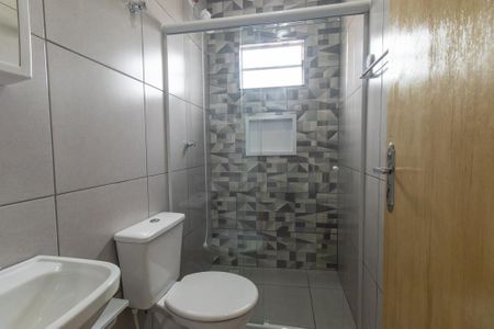 Banheiro Social de kitnet/studio para alugar com 1 quarto, 15m² em Sítio Cercado, Curitiba