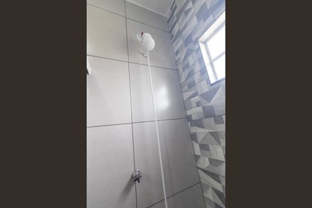 Banheiro Social de kitnet/studio para alugar com 1 quarto, 15m² em Sítio Cercado, Curitiba