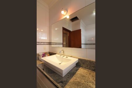 Casa à venda com 221m², 3 quartos e 4 vagasBanheiro Social