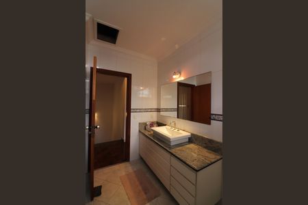 Casa à venda com 221m², 3 quartos e 4 vagasBanheiro Social