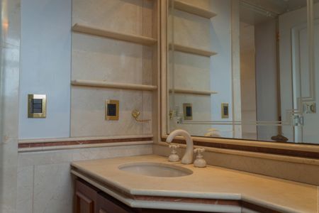 Apartamento à venda com 412m², 5 quartos e 5 vagasBanheiro da Suíte 2