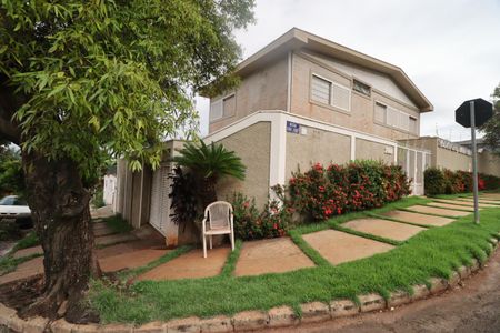 Casa para alugar com 200m², 4 quartos e 2 vagas Casa para alugar com 200m², 4 quartos e 2 vagasFachada