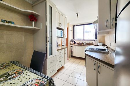 Apartamento à venda com 134m², 4 quartos e 2 vagasCozinha 