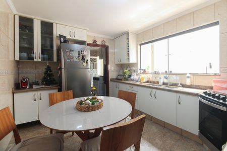 Casa à venda com 150m², 3 quartos e 2 vagasCozinha 