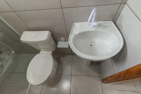 Banheiro SocialBanheiro Social de kitnet/studio para alugar com 1 quarto, 16m² em Sítio Cercado, Curitiba