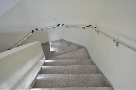 Apartamento para alugar com 53m², 2 quartos e sem vagaEscada