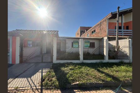 Casa para alugar com 120m², 2 quartos e 3 vagasFachada com placa instalada de aluguel
