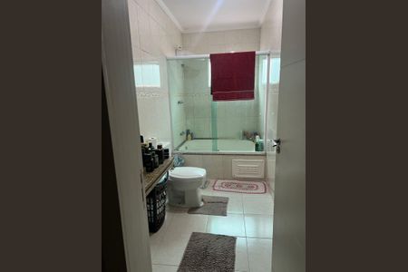 Casa para alugar com 220m², 4 quartos e 3 vagas Casa para alugar com 220m², 4 quartos e 3 vagasBanheiro 1