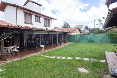Casa de condomínio à venda com 300m², 5 quartos e 5 vagasQuintal