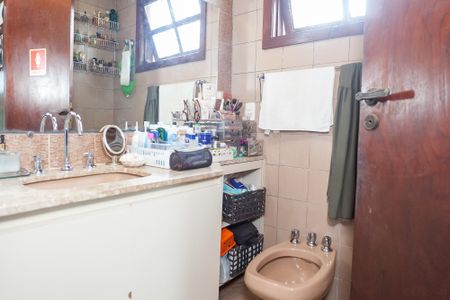 Casa de condomínio à venda com 300m², 5 quartos e 5 vagasbanheiro da suíte 1