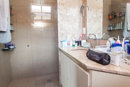 Casa de condomínio à venda com 300m², 5 quartos e 5 vagasbanheiro da suíte 1