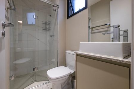 Banheiro de kitnet/studio para alugar com 1 quarto, 25m² em Pinheiros, São Paulo