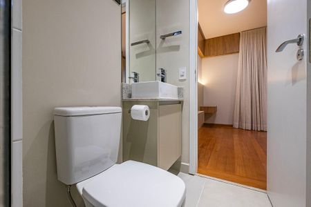 Banheiro de kitnet/studio para alugar com 1 quarto, 25m² em Pinheiros, São Paulo