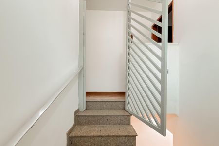 Casa para alugar com 220m², 4 quartos e 3 vagas Casa para alugar com 220m², 4 quartos e 3 vagasEscada