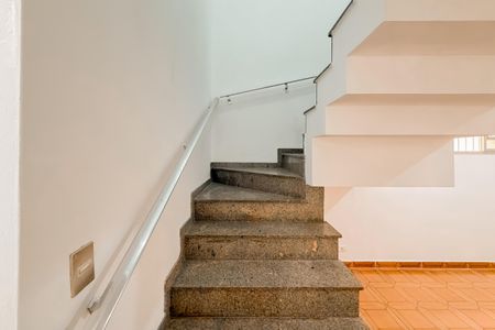 Casa para alugar com 220m², 4 quartos e 3 vagas Casa para alugar com 220m², 4 quartos e 3 vagasEscada