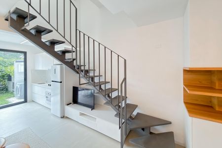 Casa de condomínio para alugar com 110m², 2 quartos e 2 vagasEscada