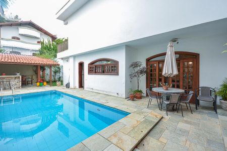 Casa à venda com 350m², 4 quartos e 3 vagas Casa à venda com 350m², 4 quartos e 3 vagasPiscina
