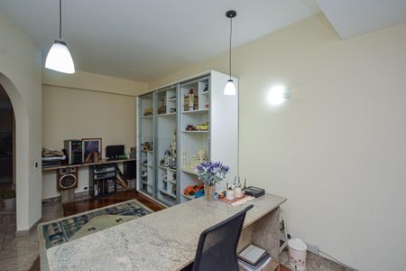 Casa à venda com 350m², 4 quartos e 3 vagas Casa à venda com 350m², 4 quartos e 3 vagasEscritório