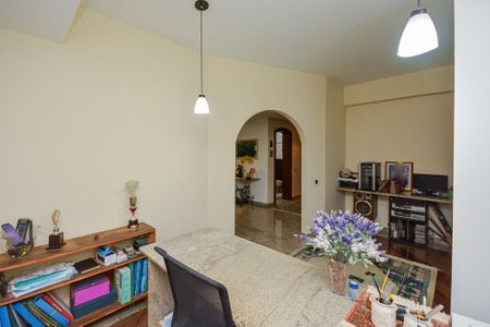 Casa à venda com 350m², 4 quartos e 3 vagas Casa à venda com 350m², 4 quartos e 3 vagasEscritório